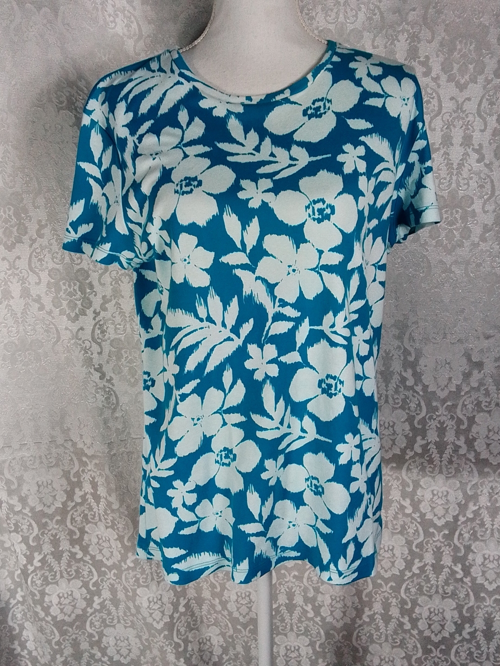 Jones New York teal and white floral short sleeve tee
